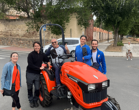 Entrega de tractor Avenger a David & Violeta.